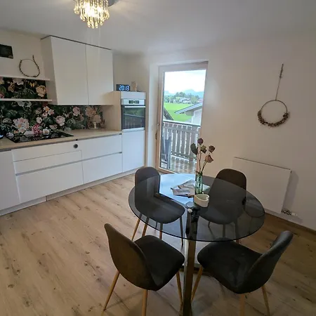 Und Kueche Mit Balkon Und Ausblick شقة